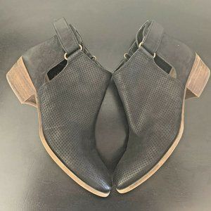 NORDSTROM Caslon 7.5 Ankle Boot Bootie Black Leather Perforated Side Easy Close